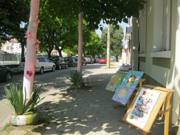 Деца, гости и туристи на Казанлък направиха рози в “Ателието“