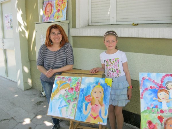 Деца, гости и туристи на Казанлък направиха рози в “Ателието“