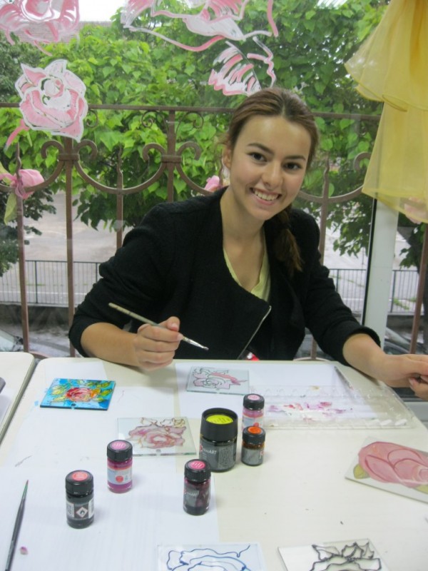 Деца, гости и туристи на Казанлък направиха рози в “Ателието“