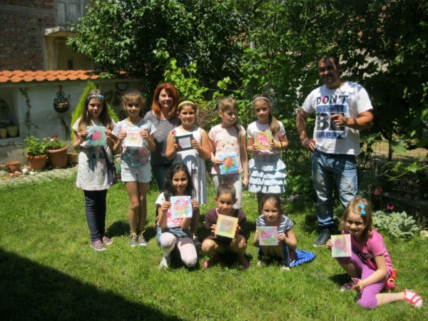 Деца, гости и туристи на Казанлък направиха рози в “Ателието“