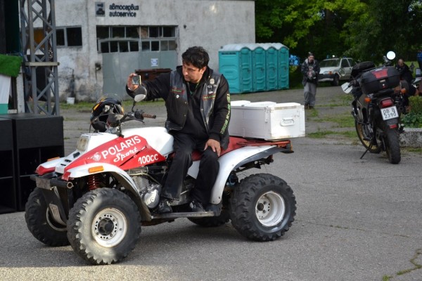 Почетен плакет на Казанлък от Кмета за мото клуб „Черните рози“