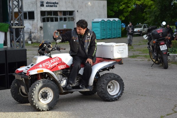 Почетен плакет на Казанлък от Кмета за мото клуб „Черните рози“