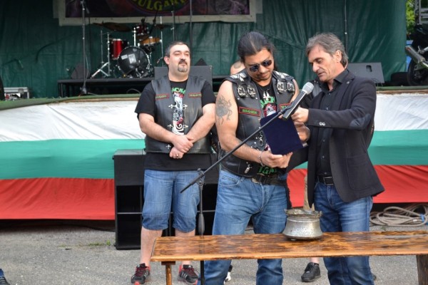 Почетен плакет на Казанлък от Кмета за мото клуб „Черните рози“