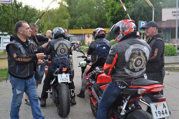 Почетен плакет на Казанлък от Кмета за мото клуб „Черните рози“