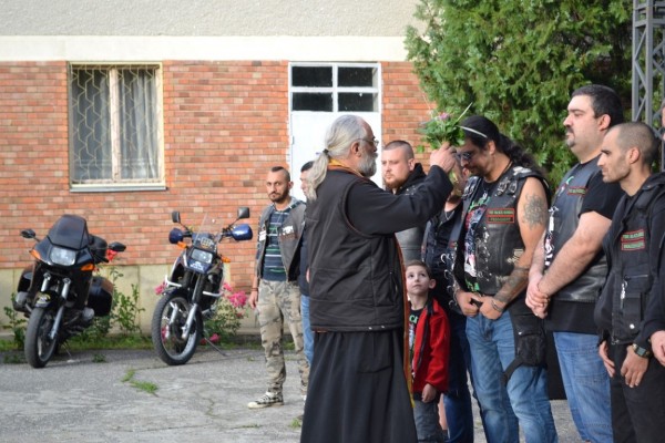 Почетен плакет на Казанлък от Кмета за мото клуб „Черните рози“