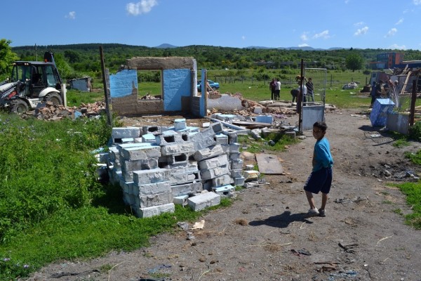 Община Казанлък започна премахването на незаконни постройки на входа на града