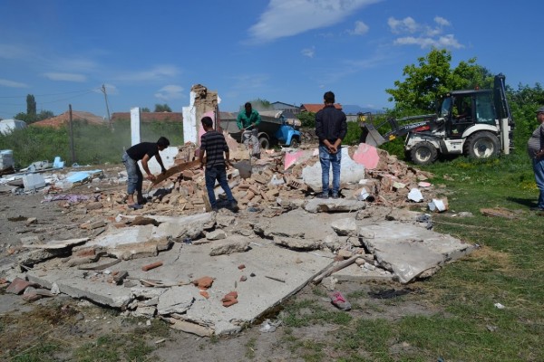 Община Казанлък започна премахването на незаконни постройки на входа на града