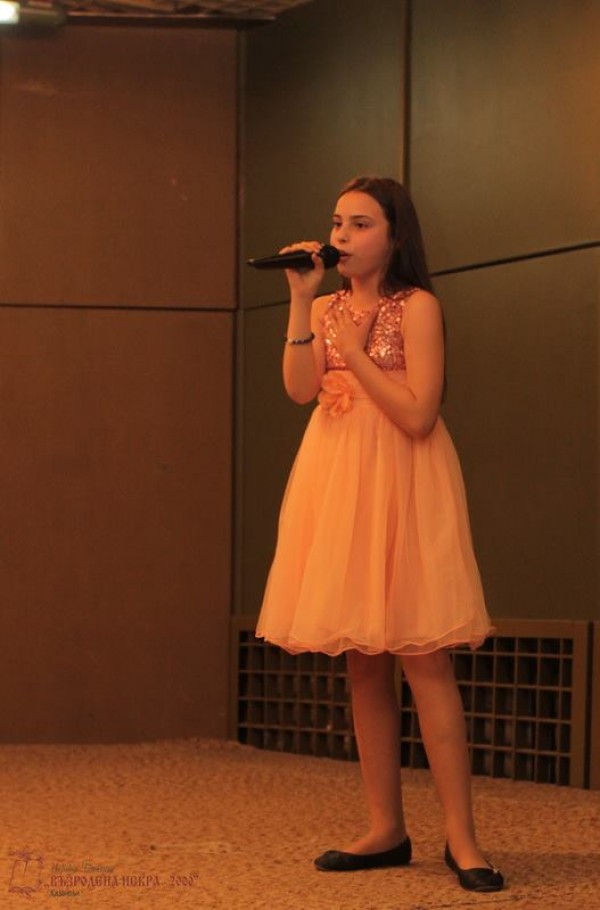 Школите по пиано и забавна песен с годишна продукция в ЛХМ “Чудомир“