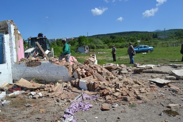 Община Казанлък започна премахването на незаконни постройки на входа на града