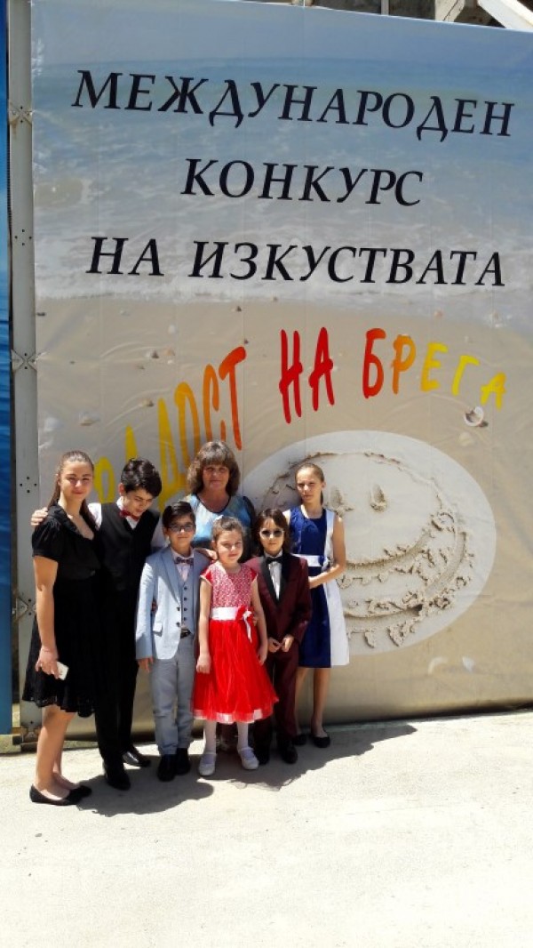 Възпитаниците на Елена Юлиянова отново покориха сцените на международни конкурси