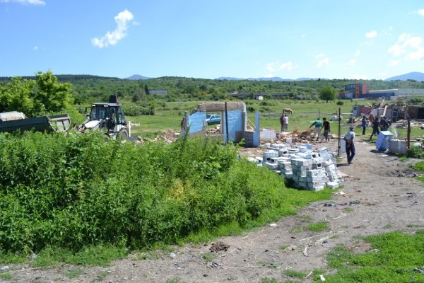 Община Казанлък започна премахването на незаконни постройки на входа на града