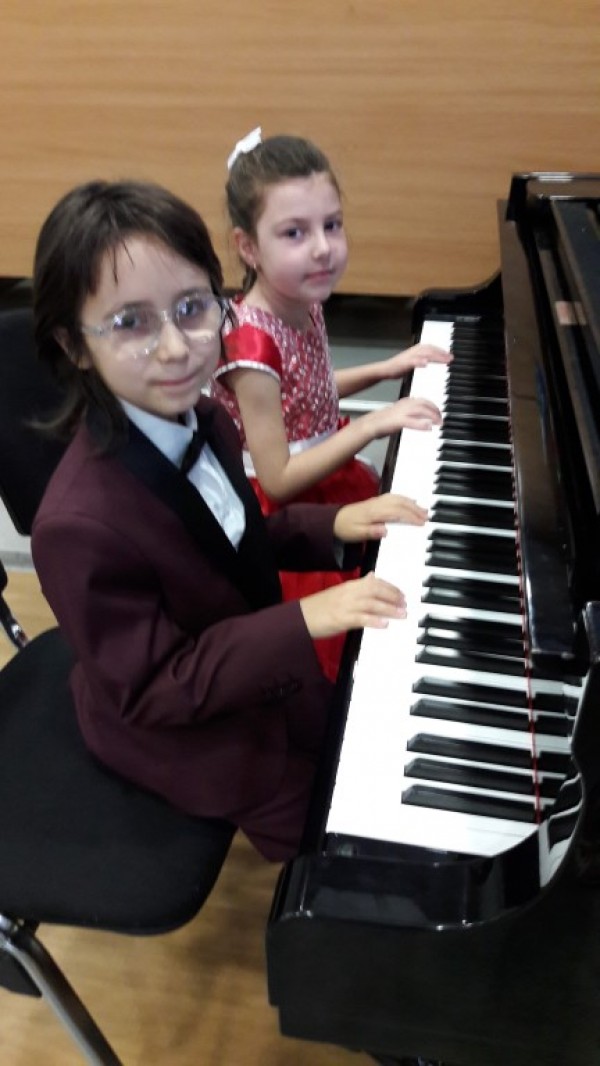 Възпитаниците на Елена Юлиянова отново покориха сцените на международни конкурси