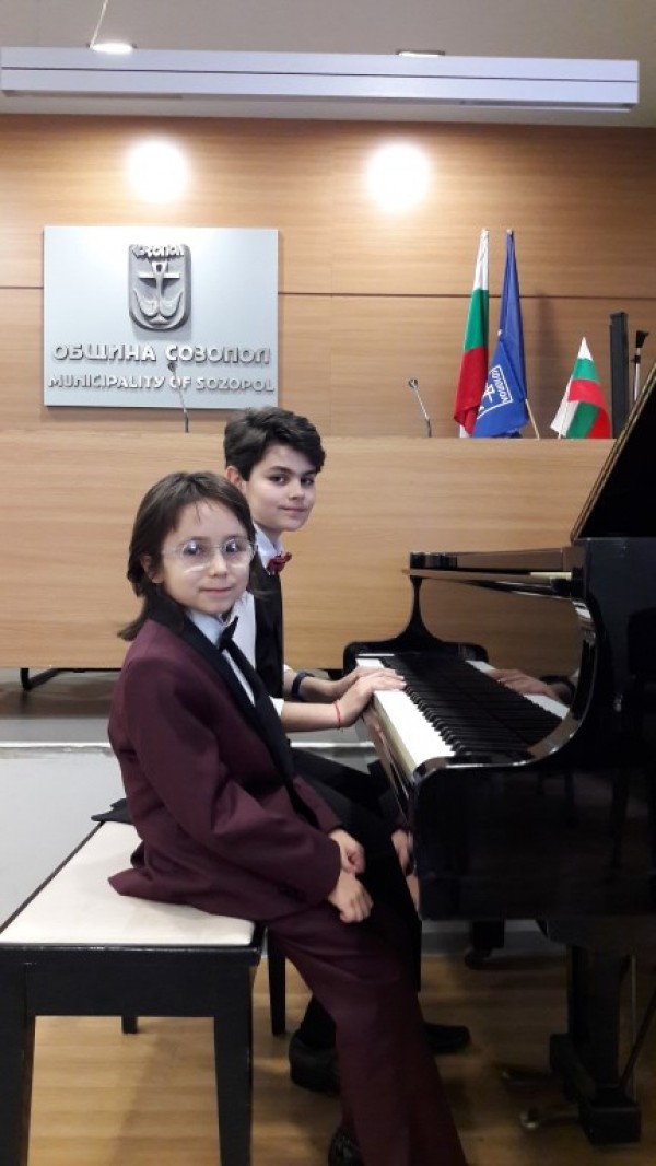 Възпитаниците на Елена Юлиянова отново покориха сцените на международни конкурси