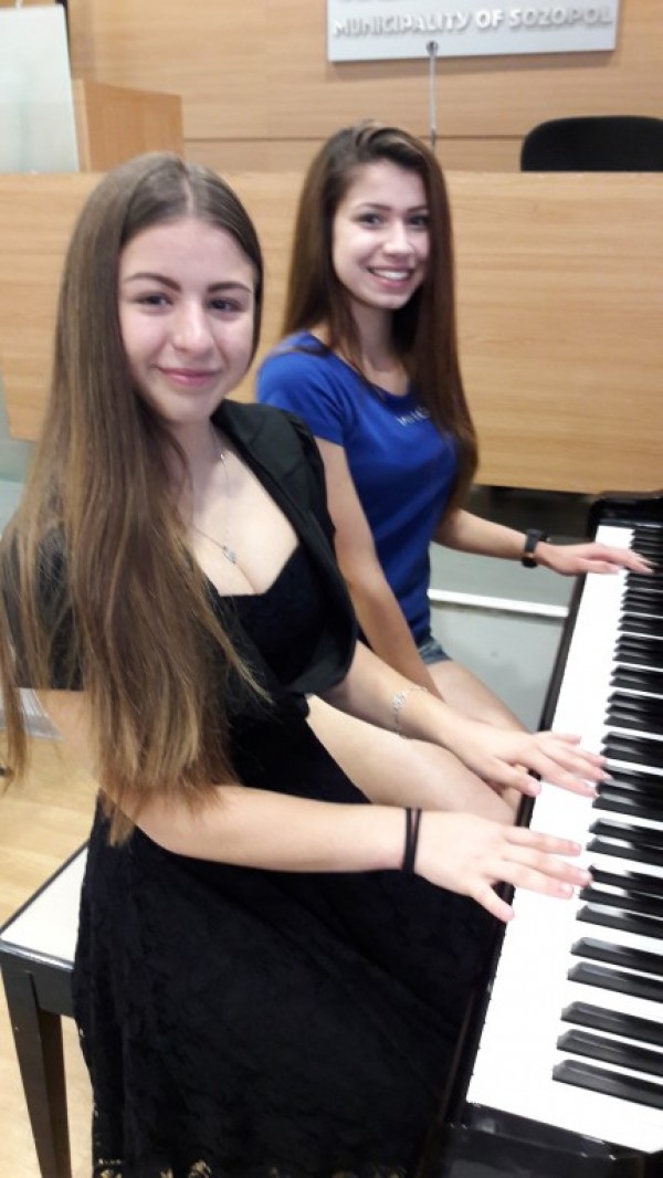 Възпитаниците на Елена Юлиянова отново покориха сцените на международни конкурси