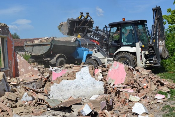 Община Казанлък започна премахването на незаконни постройки на входа на града