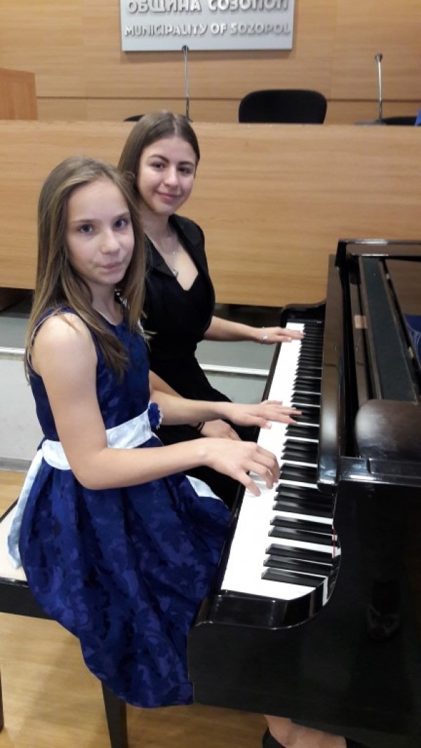 Възпитаниците на Елена Юлиянова отново покориха сцените на международни конкурси