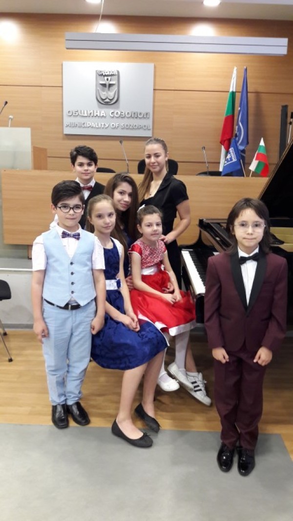 Възпитаниците на Елена Юлиянова отново покориха сцените на международни конкурси