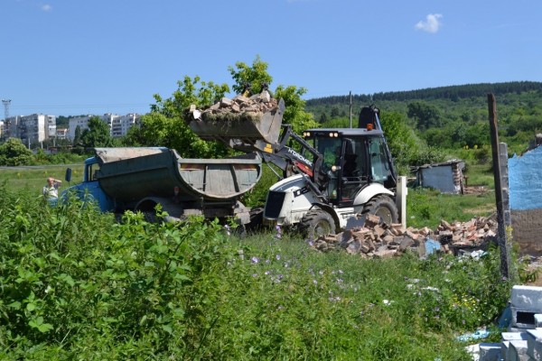 Община Казанлък започна премахването на незаконни постройки на входа на града