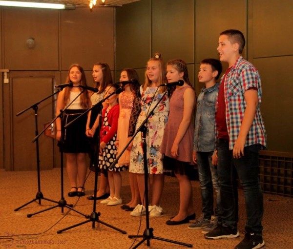 Школите по пиано и забавна песен с годишна продукция в ЛХМ “Чудомир“