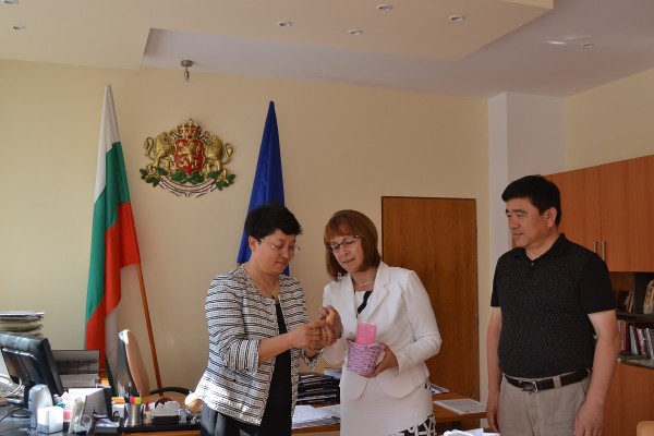 Делегация от побратимения Дзинан, Китай гостува в Казанлък