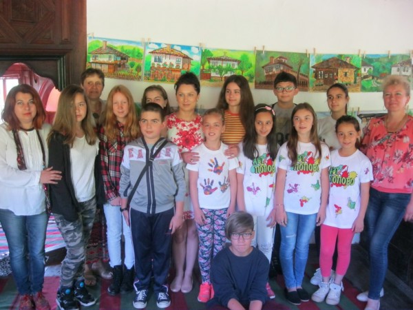 Художници от “Арт линия“ рисуваха в Боженци