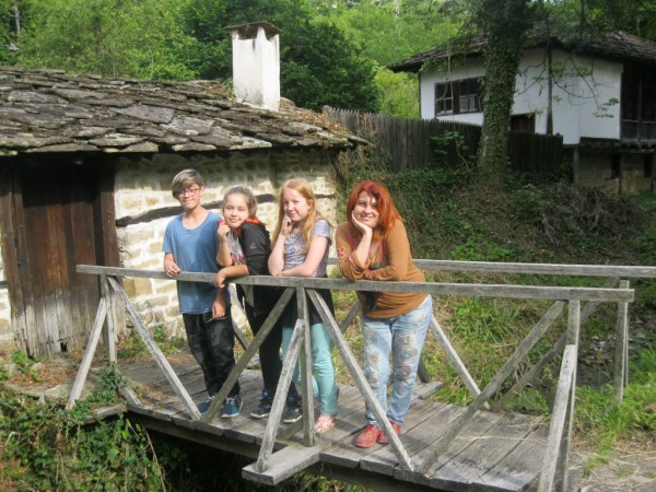 Художници от “Арт линия“ рисуваха в Боженци