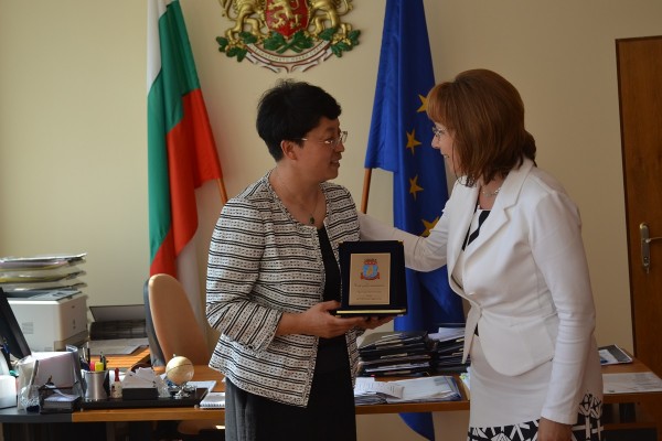 Делегация от побратимения Дзинан, Китай гостува в Казанлък