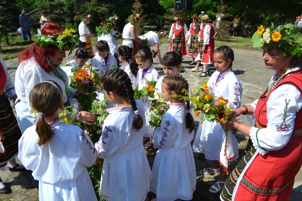 Казанлъчани отпразнуваха весело Еньовден
