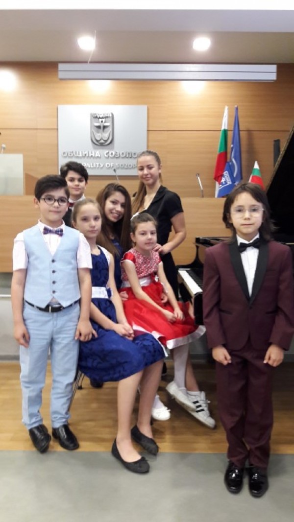 С 30 спечелени награди приключва творческия сезон на клавирния клас на Елена Юлиянова