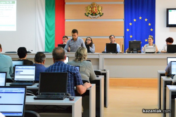 Политически упражнения, сватби и бойкоти в провинциалния парламент на Казанлък