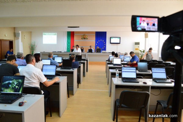 Политически упражнения, сватби и бойкоти в провинциалния парламент на Казанлък