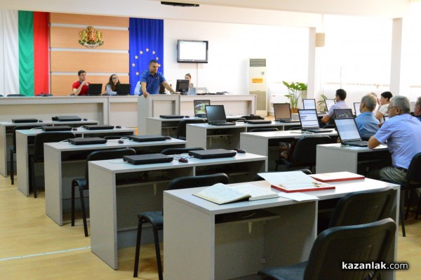 Политически упражнения, сватби и бойкоти в провинциалния парламент на Казанлък