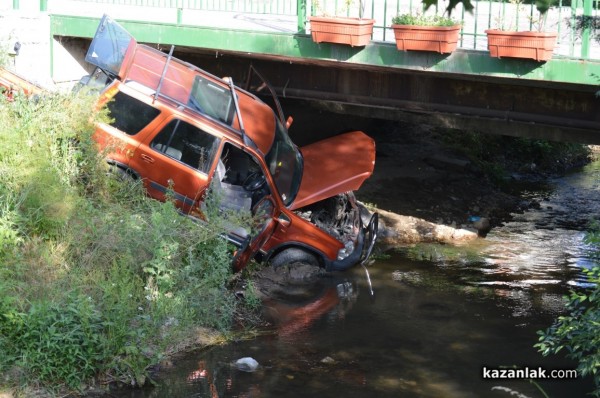 Джип падна в Старата река след катастрофа 