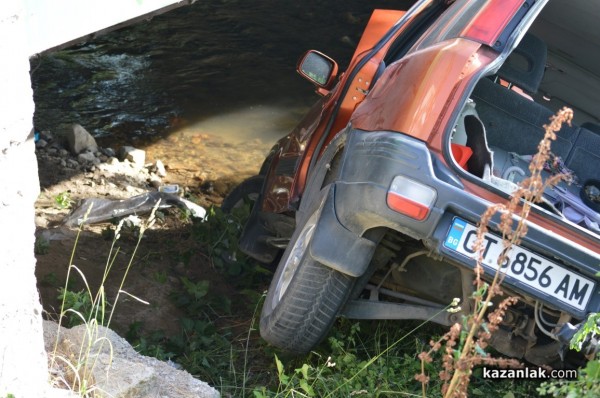 Джип падна в Старата река след катастрофа 
