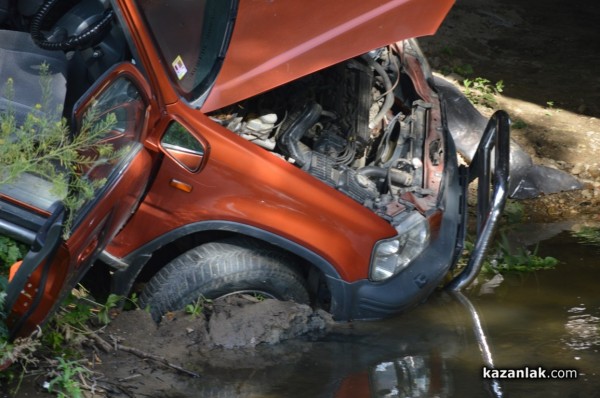 Джип падна в Старата река след катастрофа 