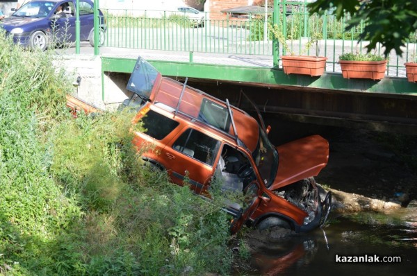 Джип падна в Старата река след катастрофа 