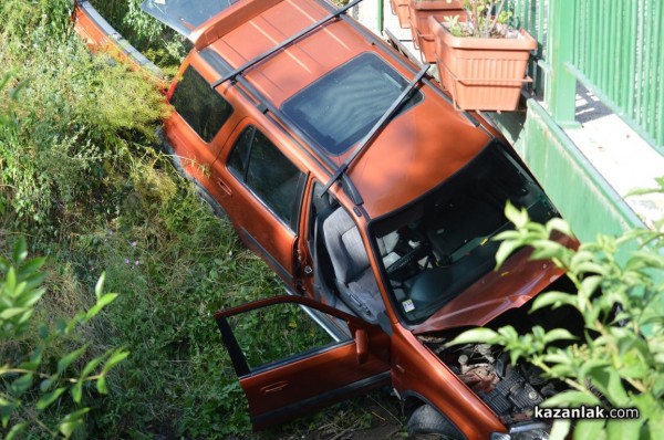 Джип падна в Старата река след катастрофа 