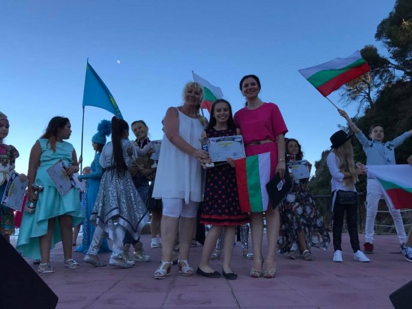 Голям международен успех за Стефани Калчева и Елена Николаева с музикален педагог Мариана Мъгева 