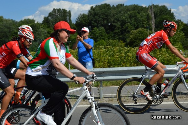 Корнелия Нинова развъртя педалите в Казанлък