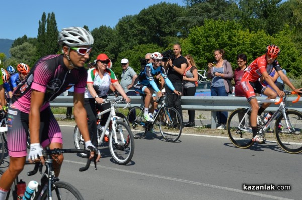 Корнелия Нинова развъртя педалите в Казанлък