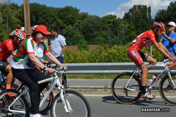 Корнелия Нинова развъртя педалите в Казанлък