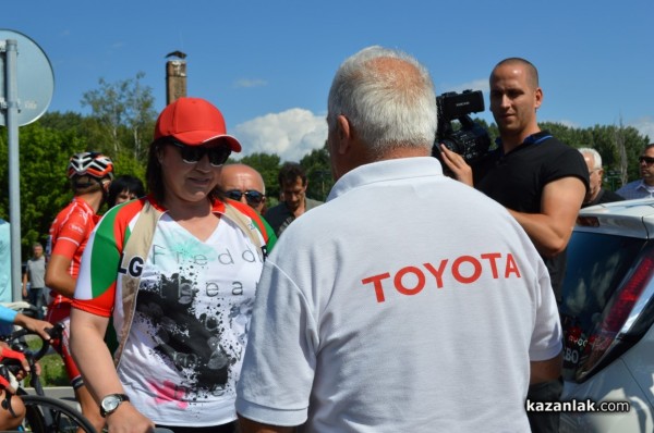 Корнелия Нинова развъртя педалите в Казанлък