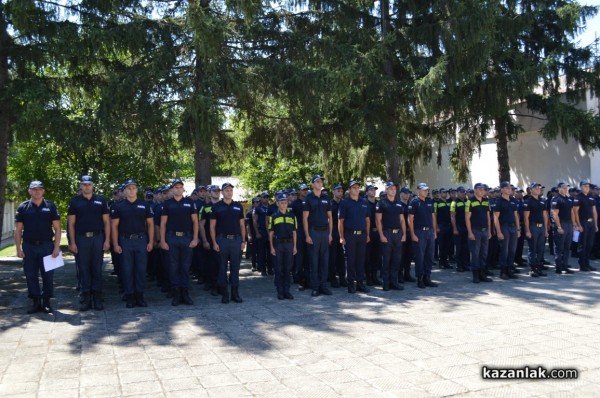 Към новите полицаи: Днес се разделяте с романтиката в МВР