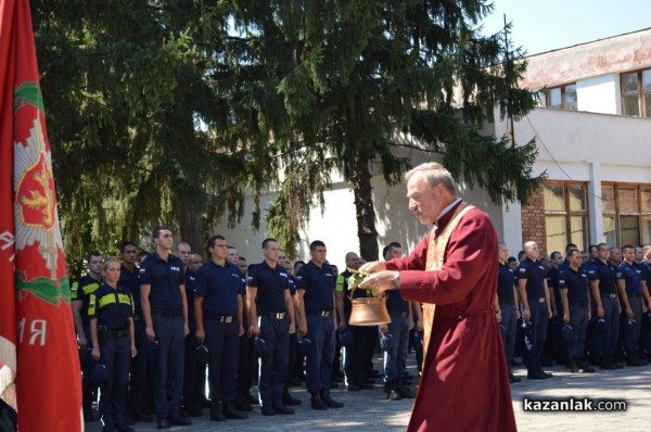 Към новите полицаи: Днес се разделяте с романтиката в МВР
