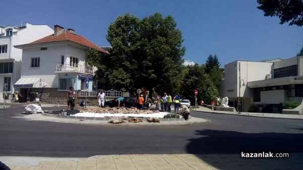 Амфора вместо фонтан в новото кръгово до Музея