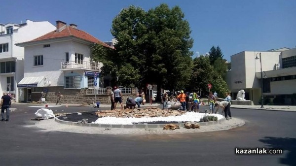 Амфора вместо фонтан в новото кръгово до Музея