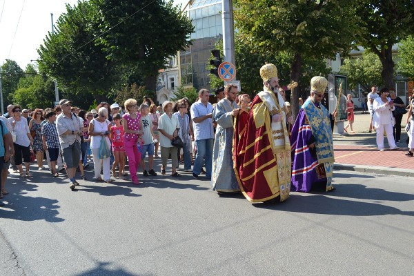 Казанлък посрещна мощите и иконата на Свети Николай Мирликийски Чудотворец