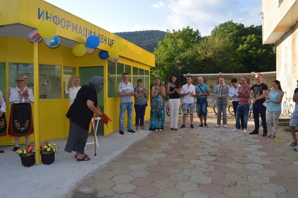 Младежите от ГЕРБ превърнаха спирка в Шипка в информационен център