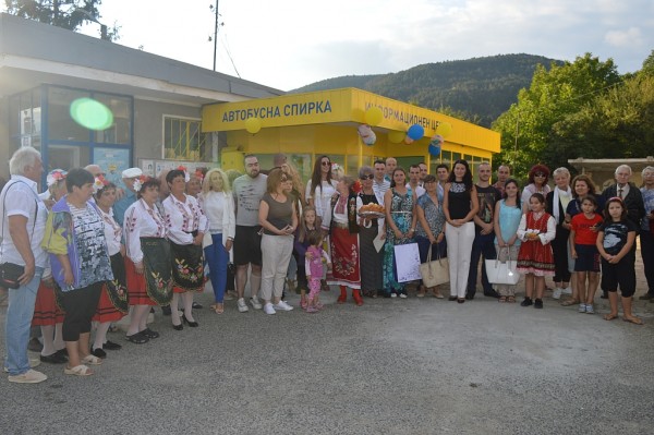 Младежите от ГЕРБ превърнаха спирка в Шипка в информационен център