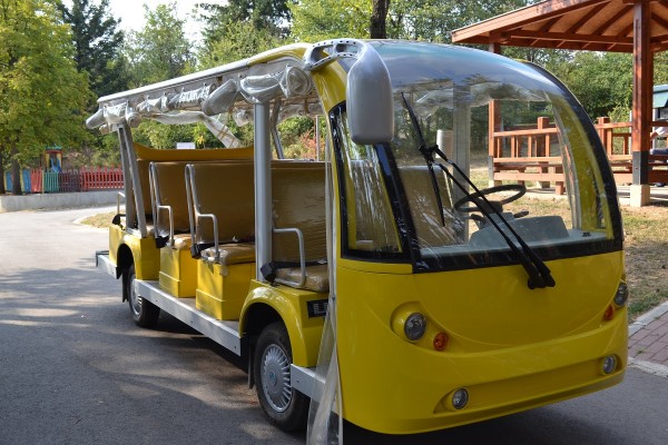 Влакчетата за туристически разходки завъртат колела